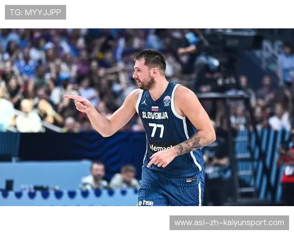 东契奇背身一步甩开防守，独行侠主场稳住局面